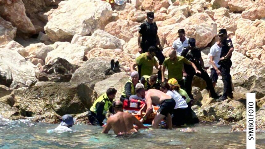 Ein 60-jähriger Mann stürzt ins Meer.