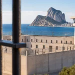 Symbolbild eines Gefängnisses an der Costa Blanca mit Blick auf den Ifach-Felsen, symbolisiert die Haftstrafe des Ex-Models wegen Betrugs.