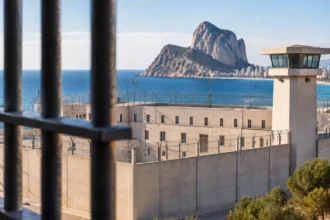 Symbolbild eines Gefängnisses an der Costa Blanca mit Blick auf den Ifach-Felsen, symbolisiert die Haftstrafe des Ex-Models wegen Betrugs.