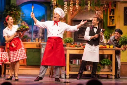 Theaterszene mit Schauspielern auf bunter Bühne beim Stück ‚La cuisine de ma cousine‘ – KI-Symbolbild